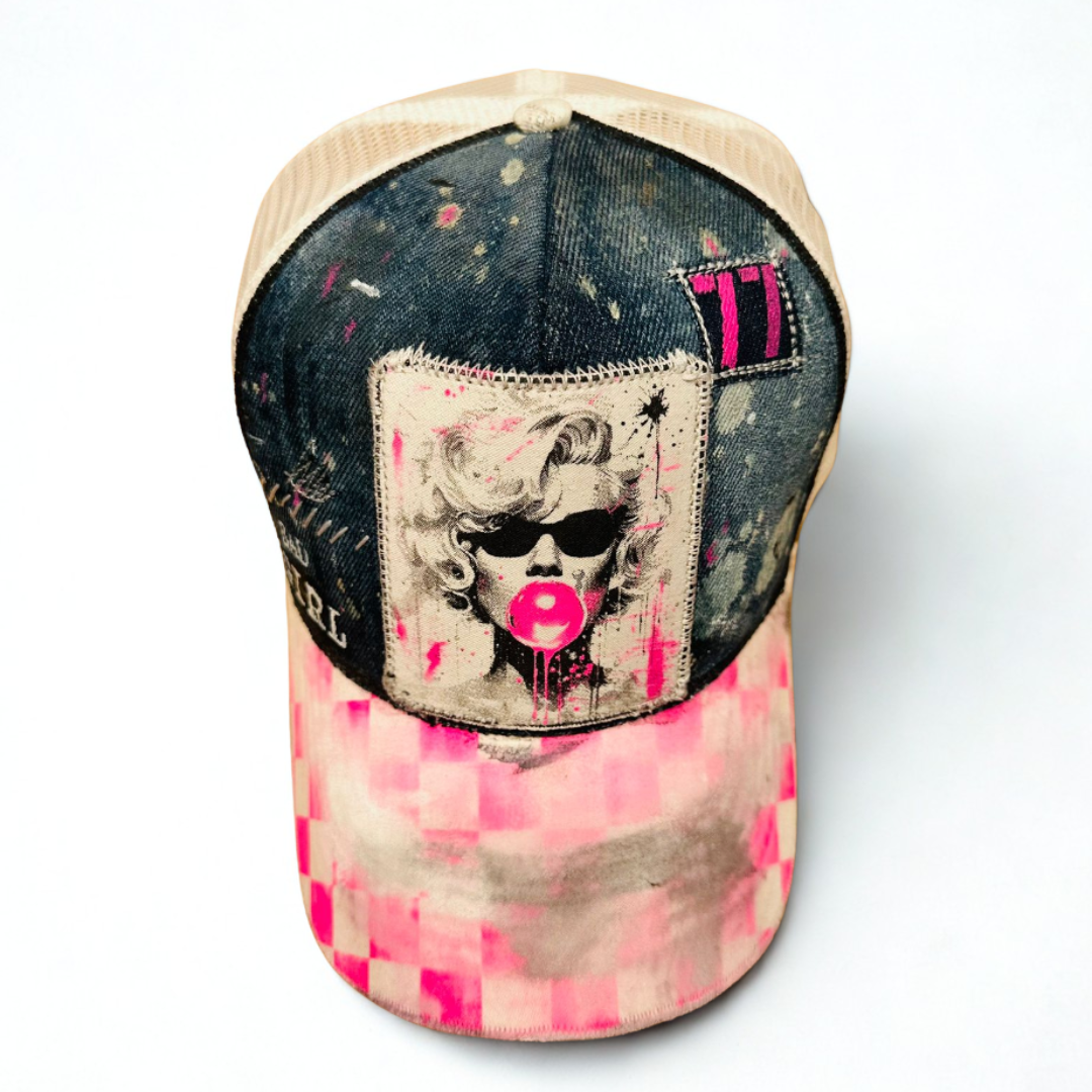 Cappellino rosa da donna Pitt Conrad Bad Girl con donna che scoppia una bolla rosa sulla toppa in cuoio