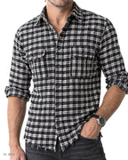 Camicia Uomo in Cotone di Flanella – camicia in flanella a quadri bianchi e neri, indossata da un modello – dettaglio