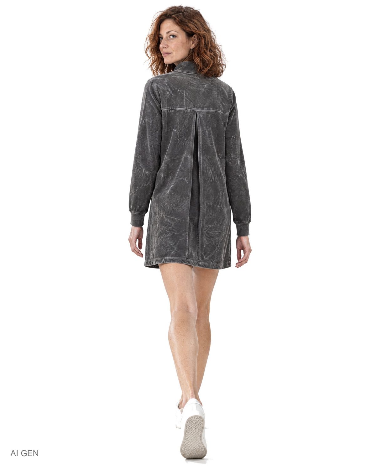 GRAFITE – vestito in velluto grigio antracite effetto lavato, indossato da una modella – vista posteriore con piega