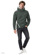 NINJA – felpa in pile verde oliva con dettagli bianchi a collo alto con cappuccio e zip laterale, indossata da un modello – vista frontale