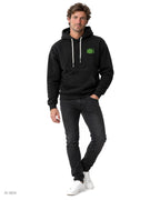 OLD SCHOOL LUCKY 29 – felpa nera con cappuccio e stampa verde, indossata da un modello – vista frontale