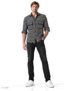 Camicia Uomo in Cotone di Flanella – camicia in flanella a quadri bianchi e neri, indossata da un modello – vista frontale