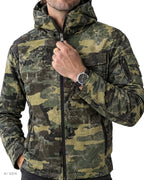Giubbotto Mimetico – giubbotto imbottito camouflage verde con cappuccio, indossato da un modello – dettaglio