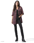 Camicione Donna in Flanella – camicione a quadri viola-bordeaux con effetto delavato, indossato da una modella – vista frontale