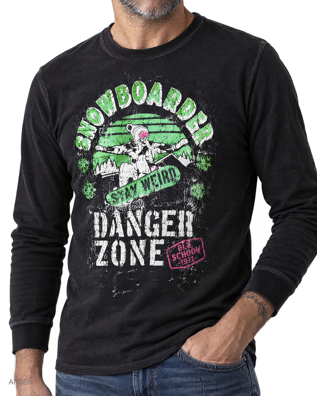 DANGER ZONE – maglia nera a manica lunga con stampa snowboard, indossata da un modello – dettaglio della stampa