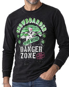 DANGER ZONE – maglia nera a manica lunga con stampa snowboard, indossata da un modello – dettaglio della stampa