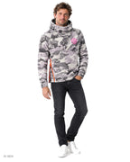 NINJA – felpa in pile camouflage grigio e lilla con zip arancione a collo alto con cappuccio e zip laterale, indossata da un modello – vista frontale
