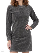 GRAFITE – vestito in velluto grigio antracite effetto lavato, indossato da una modella – vista di tre quarti