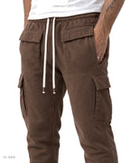 Pantalone Cargo in Felpa – jogger cargo cacao in felpa con coulisse, indossato da un modello – dettaglio