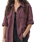 Camicione Donna in Flanella – camicione a quadri viola-bordeaux con effetto delavato, indossato da una modella – dettaglio