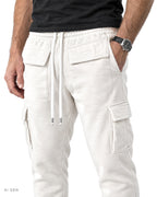Pantalone Cargo in Felpa – jogger cargo bianco in felpa con coulisse, indossato da un modello – dettaglio