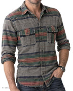 Camicia Uomo in Cotone di Flanella – camicia in flanella grigia a righe larghe verdi, ruggine e blu navy, indossata da un modello – dettaglio