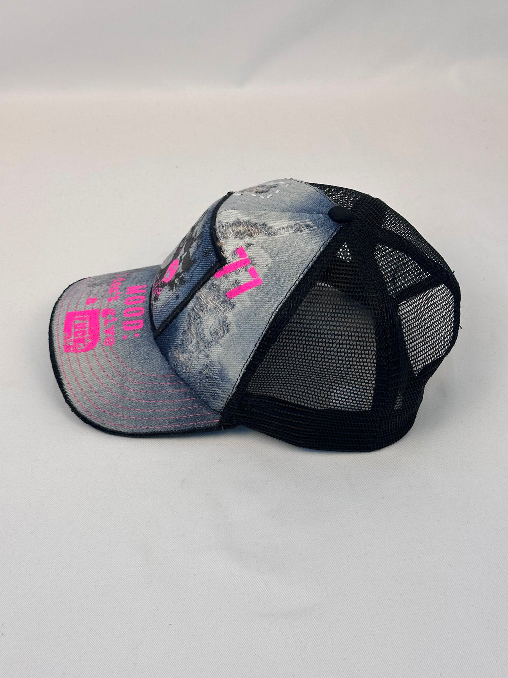 NEON 77 – Cappellino Trucker in Denim Consumato
