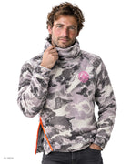 NINJA – felpa in pile camouflage grigio e lilla con zip arancione a collo alto con cappuccio e zip laterale, indossata da un modello – dettaglio del collo