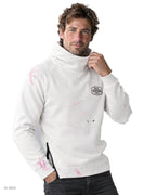 NINJA – felpa bianca con zip nera e macchie di colore rosa a collo alto con cappuccio e zip laterale, indossata da un modello – dettaglio del collo