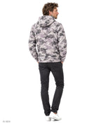 NINJA – felpa in pile camouflage grigio e lilla con zip arancione a collo alto con cappuccio e zip laterale, indossata da un modello – vista posteriore