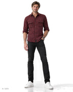 Camicia Uomo in Cotone di Flanella – camicia in flanella a piccoli quadri rosso scuro e neri, indossata da un modello – vista frontale