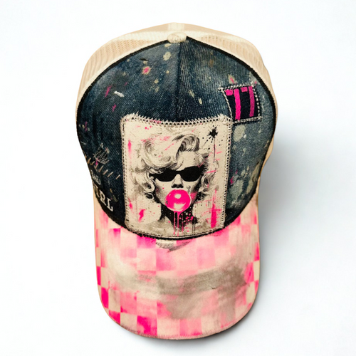 Cappellino rosa da donna Pitt Conrad Bad Girl con donna che scoppia una bolla rosa sulla toppa in cuoio