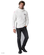 NINJA – felpa bianca con zip nera e macchie di colore rosa a collo alto con cappuccio e zip laterale, indossata da un modello – vista frontale