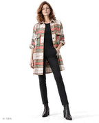 Camicione Donna in Flanella – camicione a quadri crema, corallo e verde salvia, indossato da una modella – vista frontale