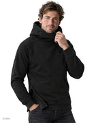 NINJA – felpa nera a collo alto con cappuccio e zip laterale, indossata da un modello – dettaglio del collo