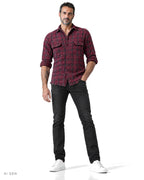 Camicia Uomo in Cotone di Flanella – camicia in flanella a quadri bordeaux e blu navy, indossata da un modello – vista frontale