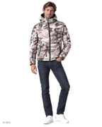 Giubbotto in Cotone – giubbotto imbottito camouflage rosa e grigio con cappuccio, indossato da un modello – vista frontale