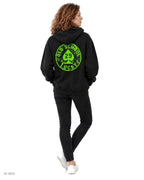 OLD SCHOOL LUCKY 29 – felpa nera con cappuccio e stampa verde, indossata da una modella – vista posteriore