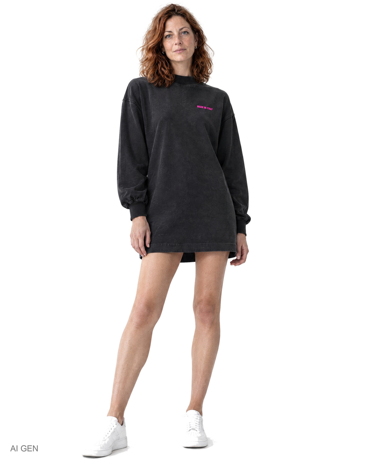 TUBELAR – vestito in felpa nera con collo alto, indossato da una modella – vista frontale