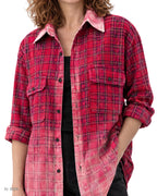 Camicione Donna in Flanella – camicione a quadri rossi e rosa con effetto candeggiato, indossato da una modella – dettaglio