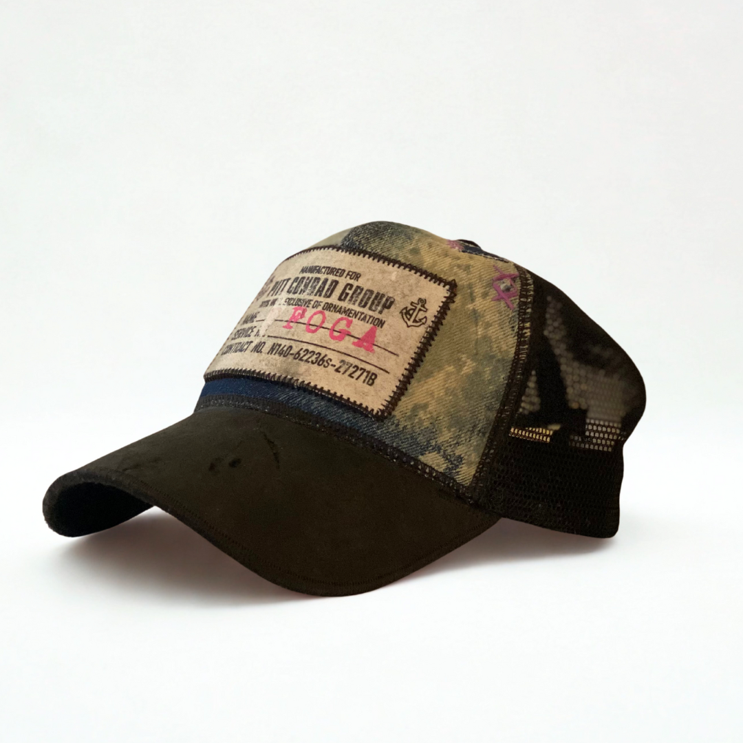 Cappellino Pitt Conrad personalizzato con: jeans, cuoio e pelle con la scritta FOGA sulla toppa frontale