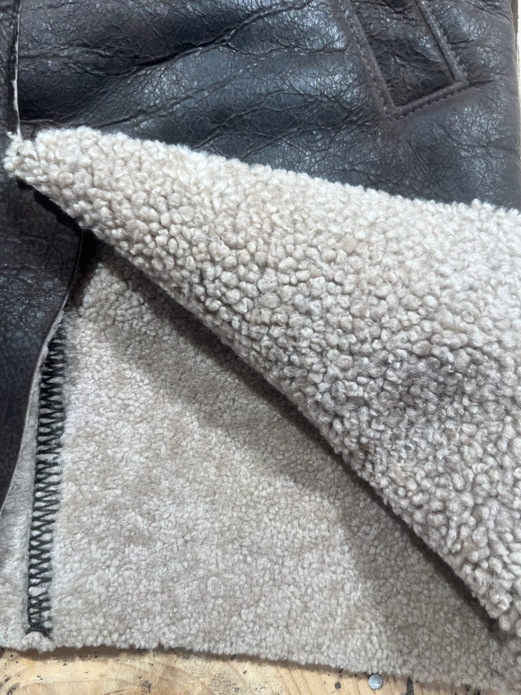 Cappotto shearling marrone con cappuccio – dettaglio fodera