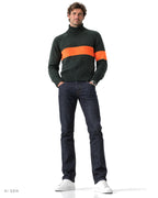 Pitt Conrad PRESTIGE – dolcevita verde scuro con banda arancione indossato da un modello, vista frontale