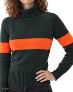 PRESTIGE – dolcevita in lana verde scuro con fascia arancione fluo, indossato da una modella – dettaglio