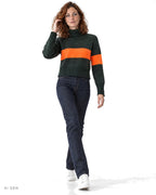 PRESTIGE – dolcevita in lana verde scuro con fascia arancione fluo, indossato da una modella – vista frontale
