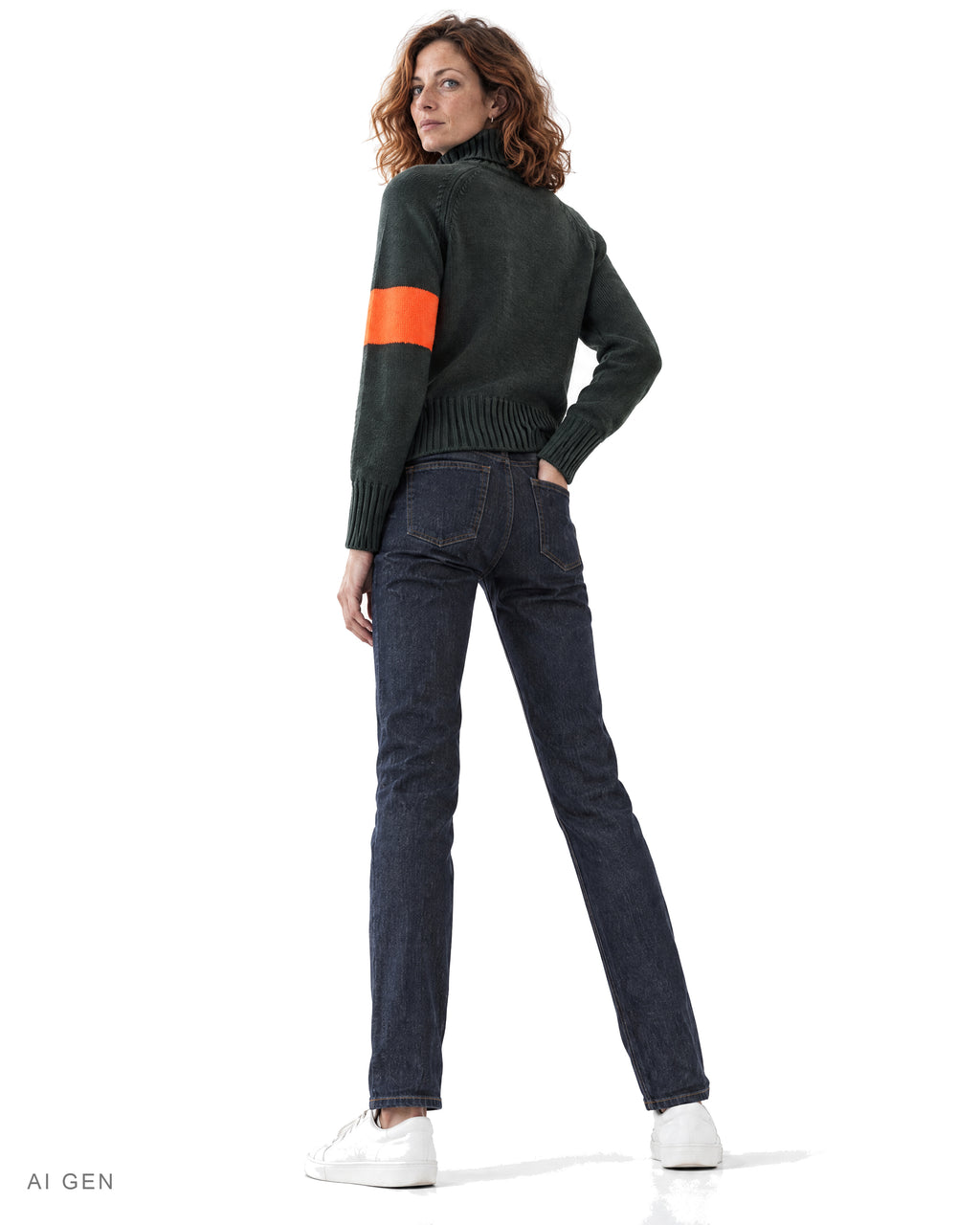 PRESTIGE – dolcevita in lana verde scuro con fascia arancione fluo, indossato da una modella – vista posteriore
