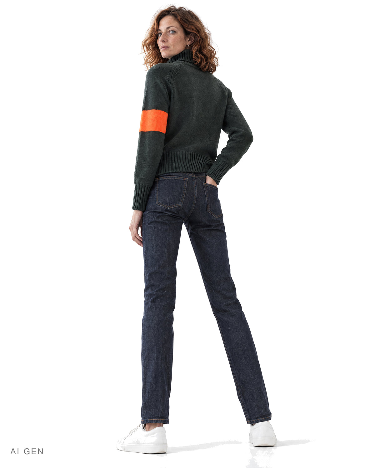 PRESTIGE – dolcevita in lana verde scuro con fascia arancione fluo, indossato da una modella – vista posteriore