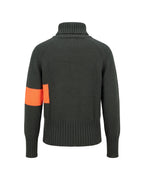 Maglione dolcevita verde scuro con banda arancione fluo – vista posteriore