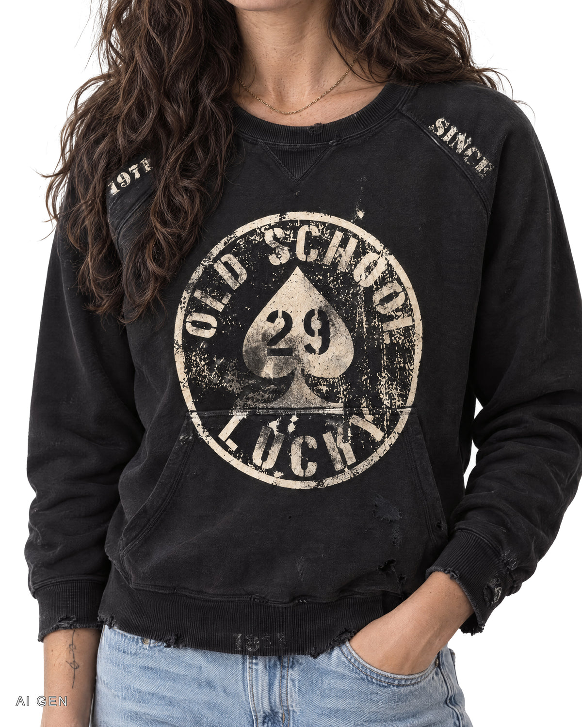 OLD SCHOOL LUCKY 29 – felpa girocollo nera con asso di picche, indossata da una modella – dettaglio della stampa