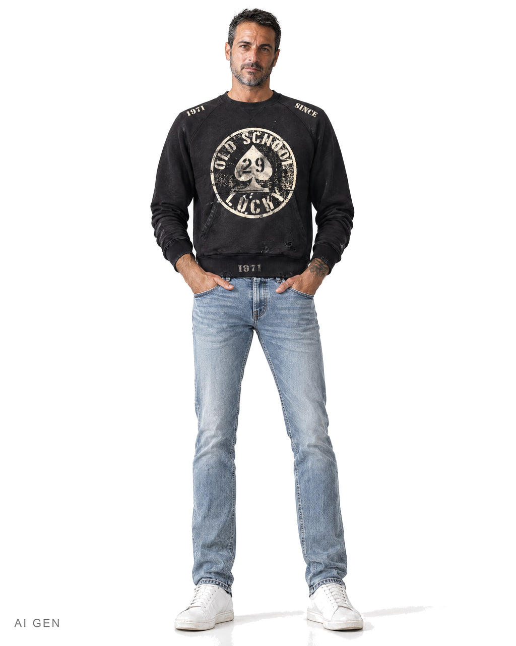 OLD SCHOOL LUCKY 29 – felpa girocollo nera con asso di picche, indossata da un modello – vista frontale