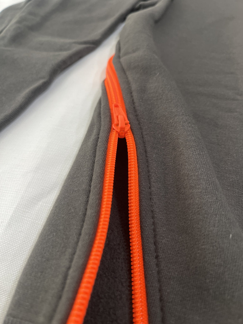 Felpa hoodie grigio antracite Old School 1971 con zip laterale arancione – dettaglio cerniera