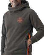 NINJA – felpa hoodie grigio antracite Old School 1971, indossata da un modello – dettaglio