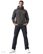 NINJA – felpa hoodie grigio antracite Old School 1971, indossata da un modello – vista frontale