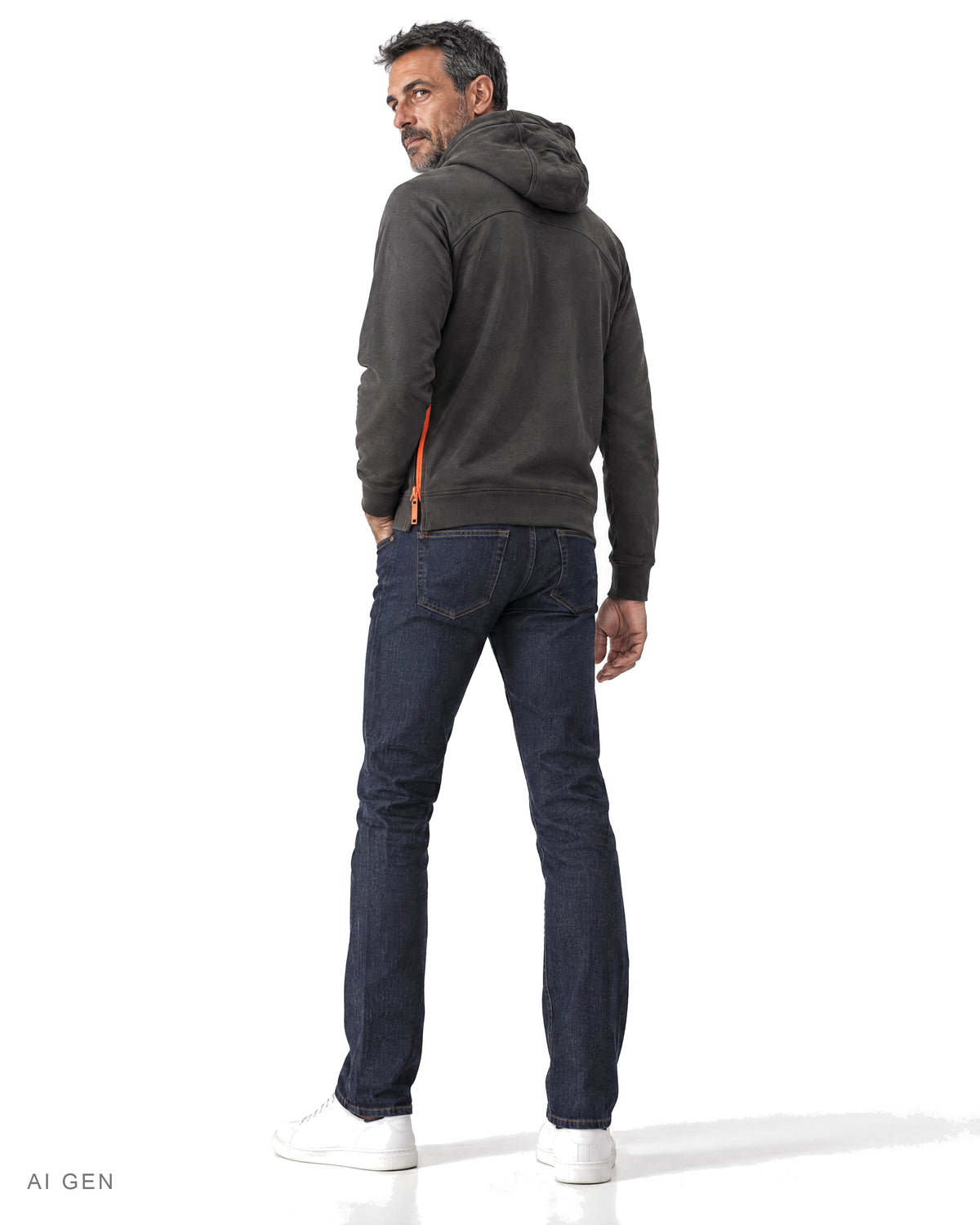 NINJA – felpa hoodie grigio antracite Old School 1971, indossata da un modello – vista posteriore