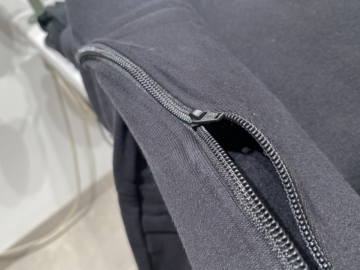 Felpa hoodie nera Made in Italy con zip laterali – dettaglio cerniera
