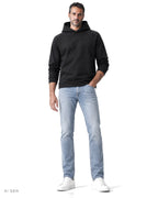 Felpa a collo alto – felpa hoodie nera a collo alto con zip laterali, indossata da un modello – vista frontale