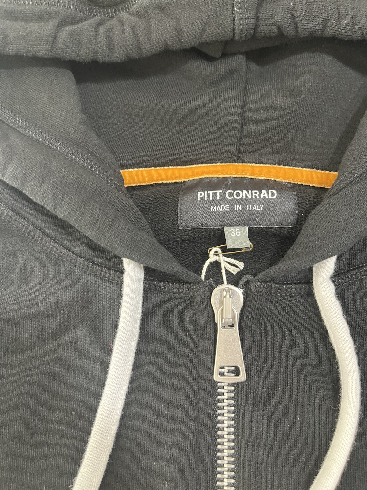 Felpa hoodie nera full zip Madonna di Campiglio 1550m – dettaglio etichetta