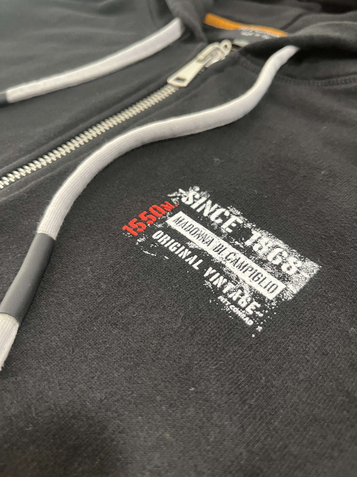 Felpa hoodie nera full zip Madonna di Campiglio 1550m – dettaglio stampa