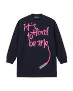 IT'S HARD TO BE ME – Vestito in felpa con scritta rosa fluo – vista frontale