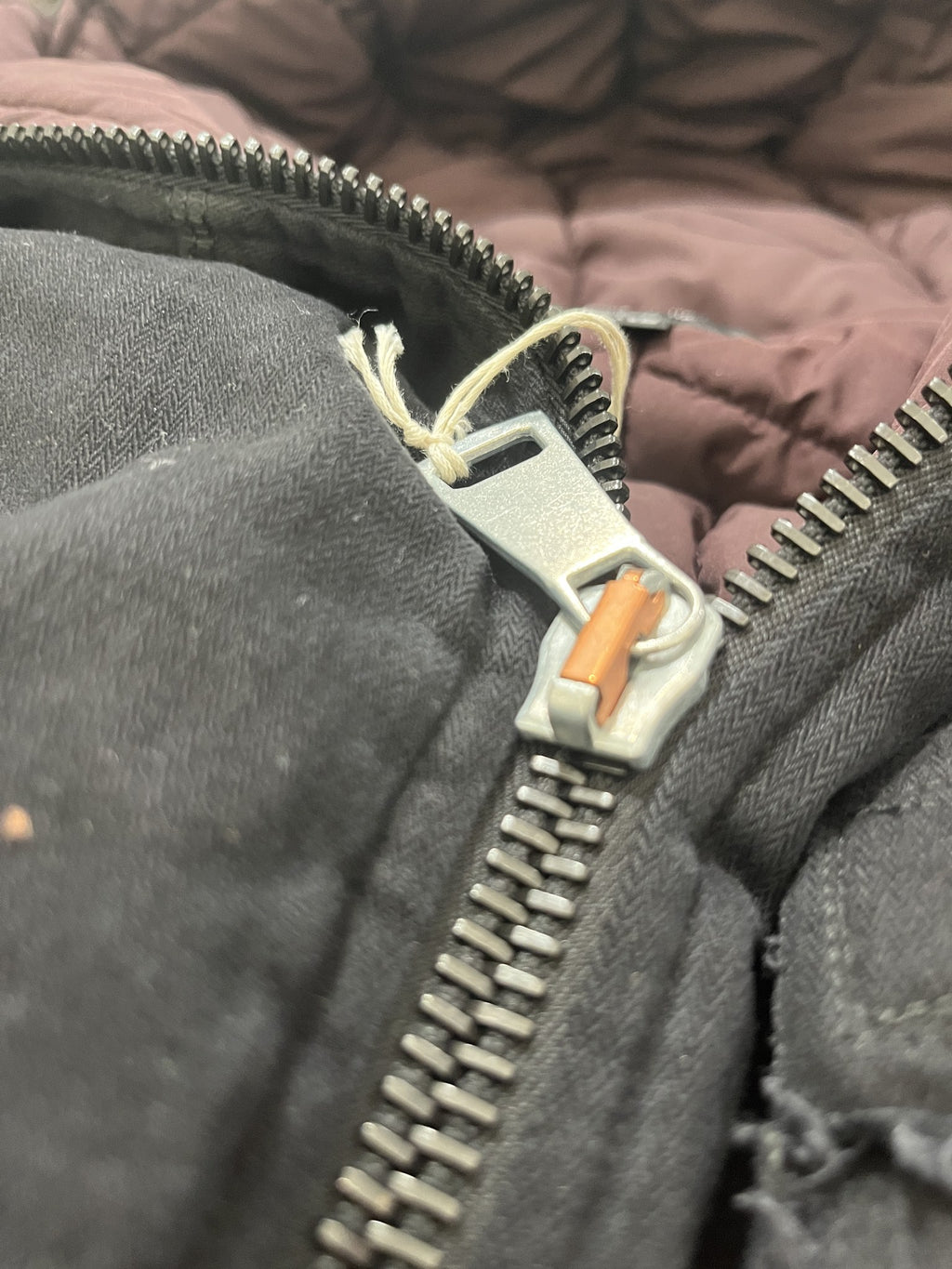 Giubbotto biker imbottito nero con cappuccio foderato bordeaux – dettaglio cerniera
